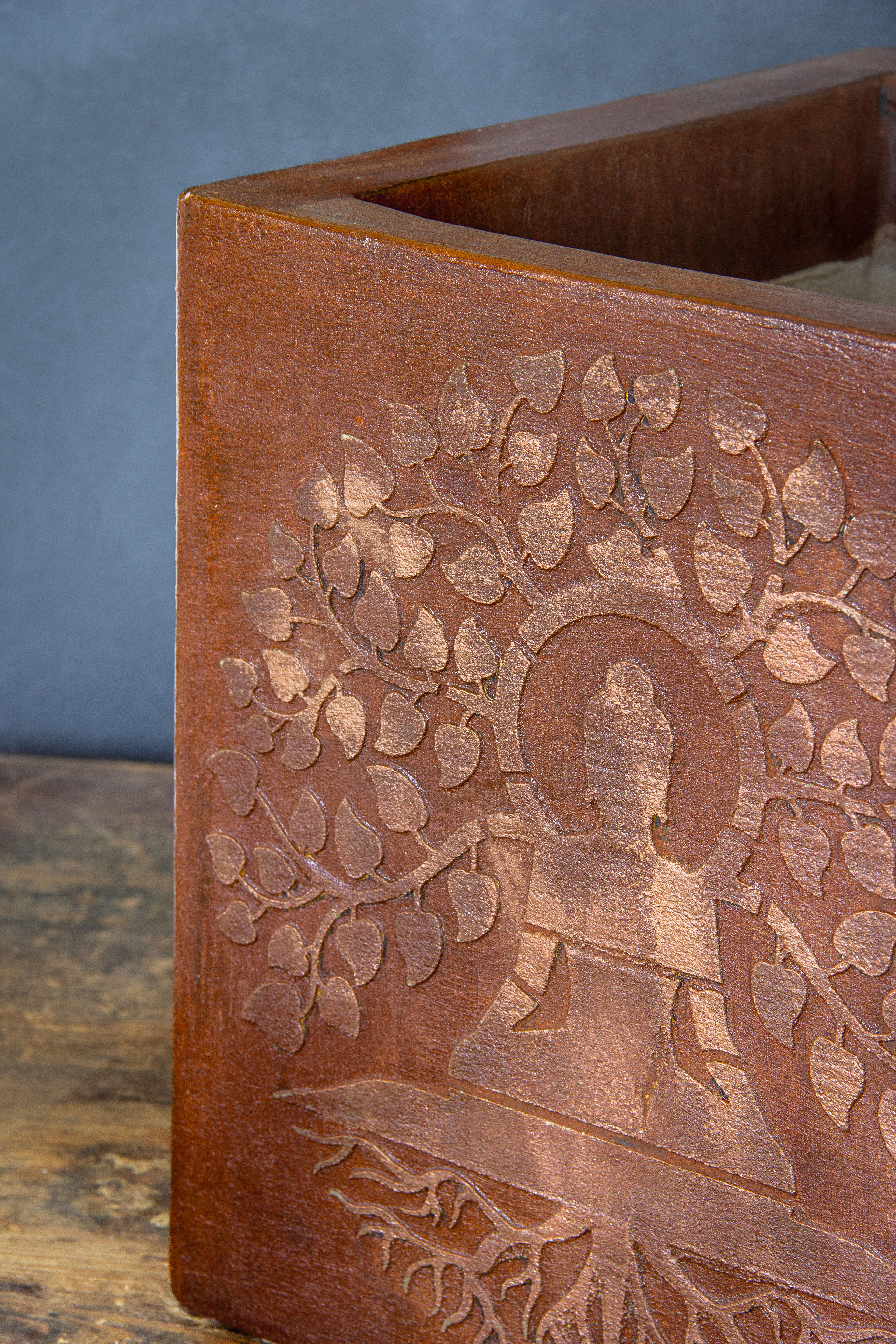 Osłonka na doniczkę z motywem Buddy pod drzewem Bodhi, efekt kortenu, ręcznie wykonana i malowana